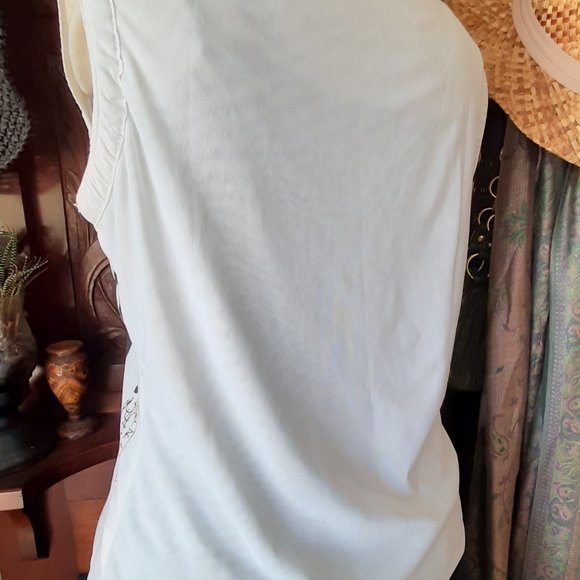 Three Doors Down Unique White Top - Picture 4 of 9